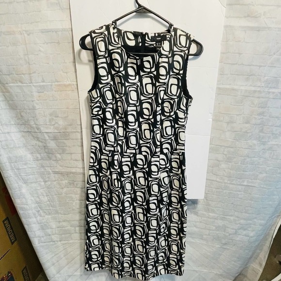 H&M Dresses & Skirts - H&M Black & White Graphic design Sheath dress. US Size 8 regular sleeveless.